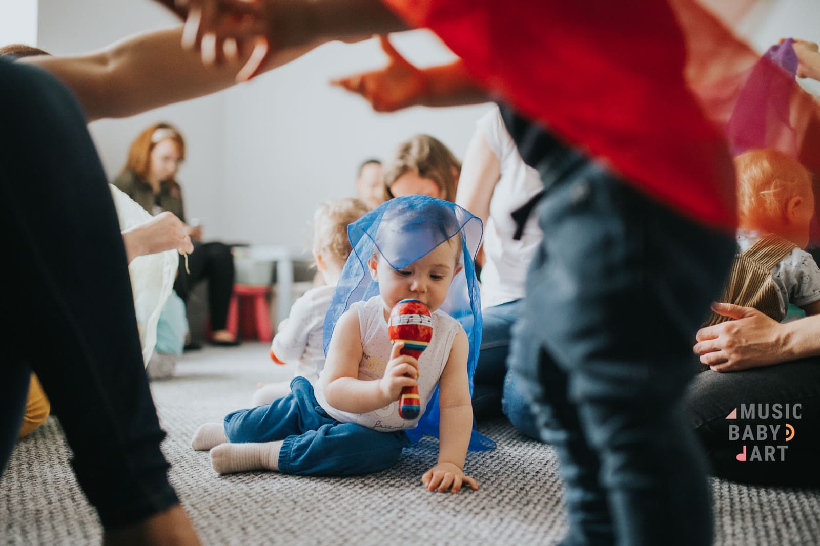 Zajęcia Music Baby Art — maluchy z instrumentami i chustkami